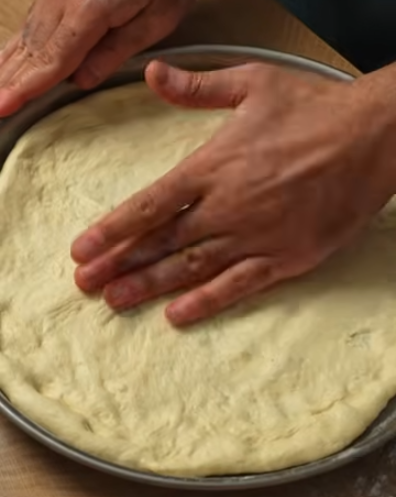 Shaping the Pizza